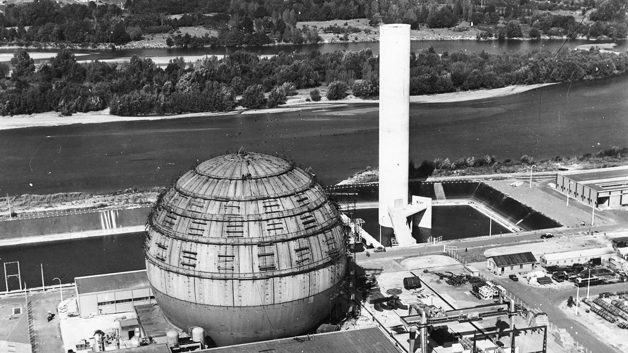 La sphère du réacteur de la centrale nucléaire de Chinon, au bord de la Loire
