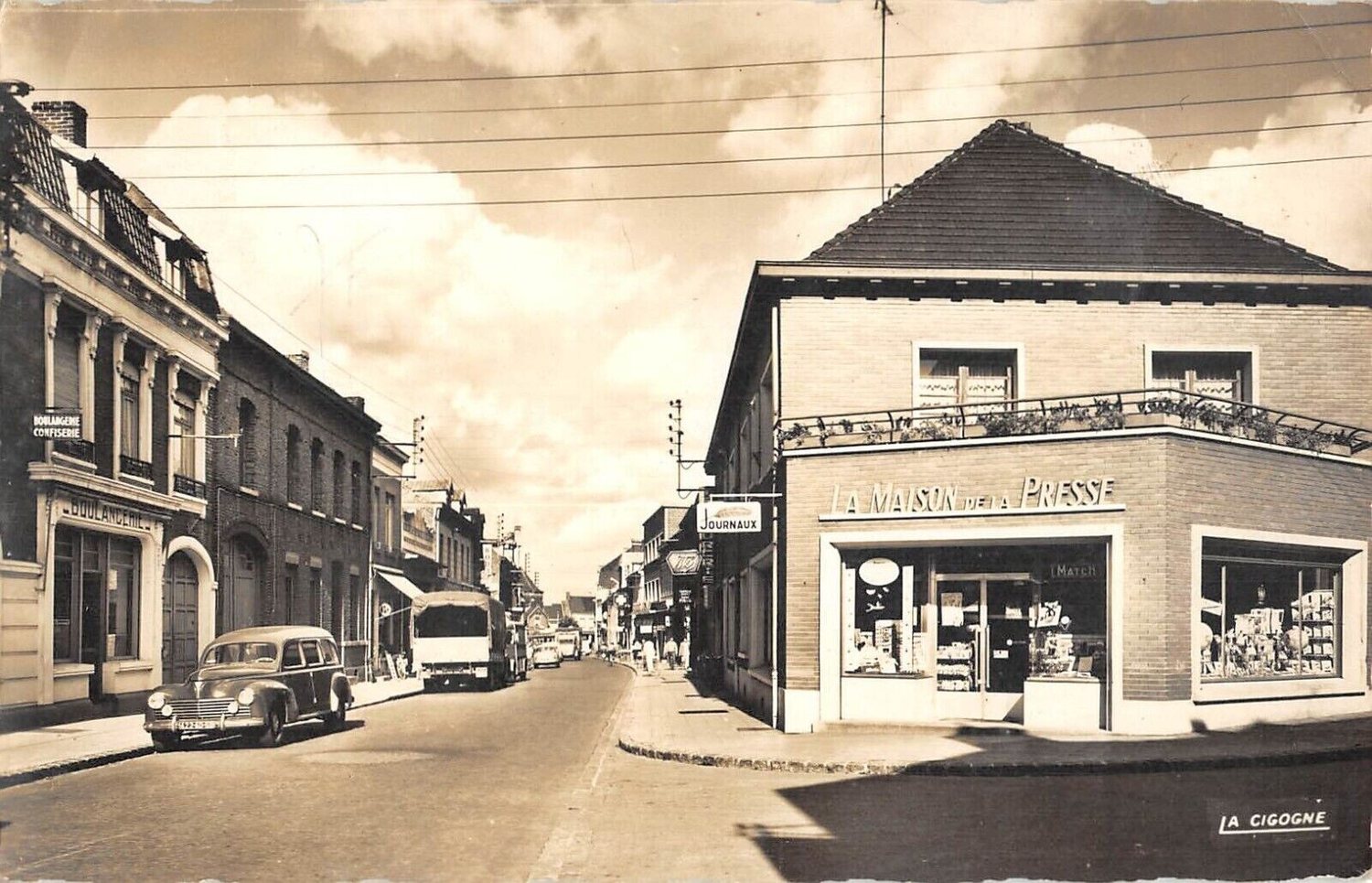 La rue Suzanne Lanoy à Somain, commerces et véhicules d'époque