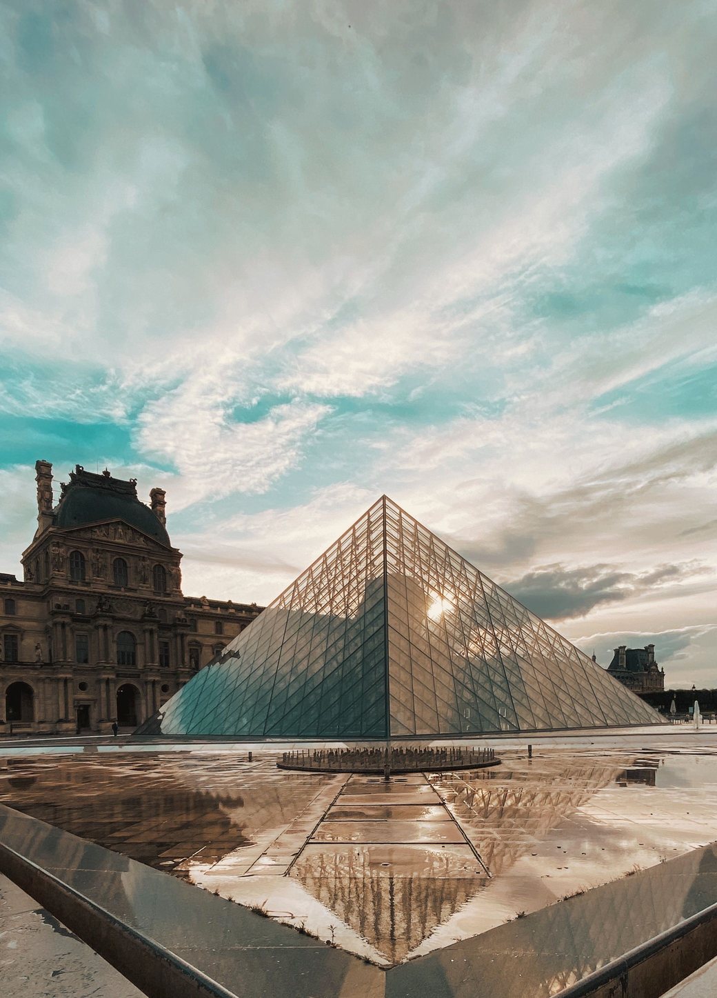 La pyramide du Louvre éclairée, à la tombée du jour